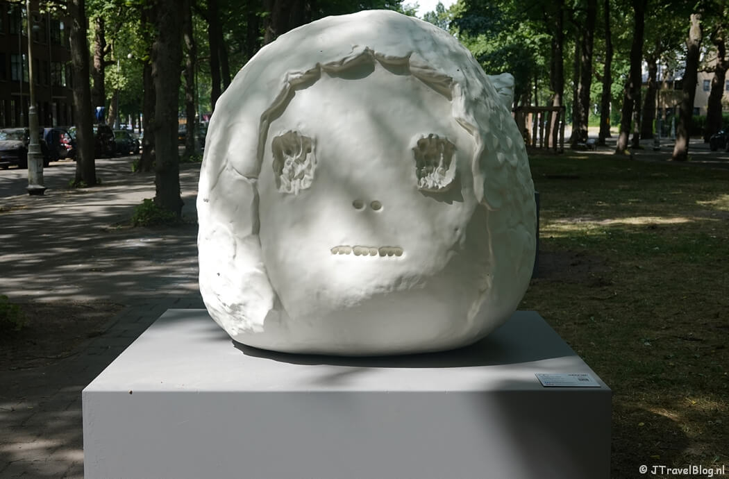 Kunstwerk van Yoshitomo Nara (nr. 4) tijdens ARTZUID 2025 in Amsterdam