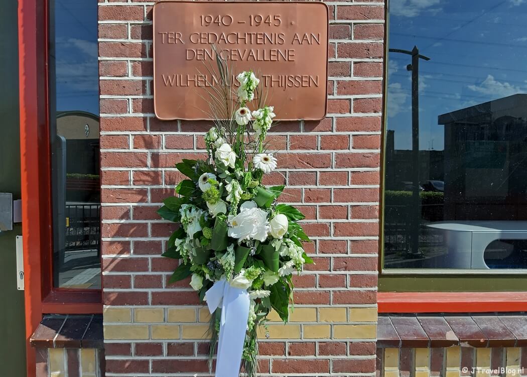 Plaquette bij het station van Zetten-Andelst tijdens etappe 4 van het Pad van de Vrijheid van Herveld naar Valburg