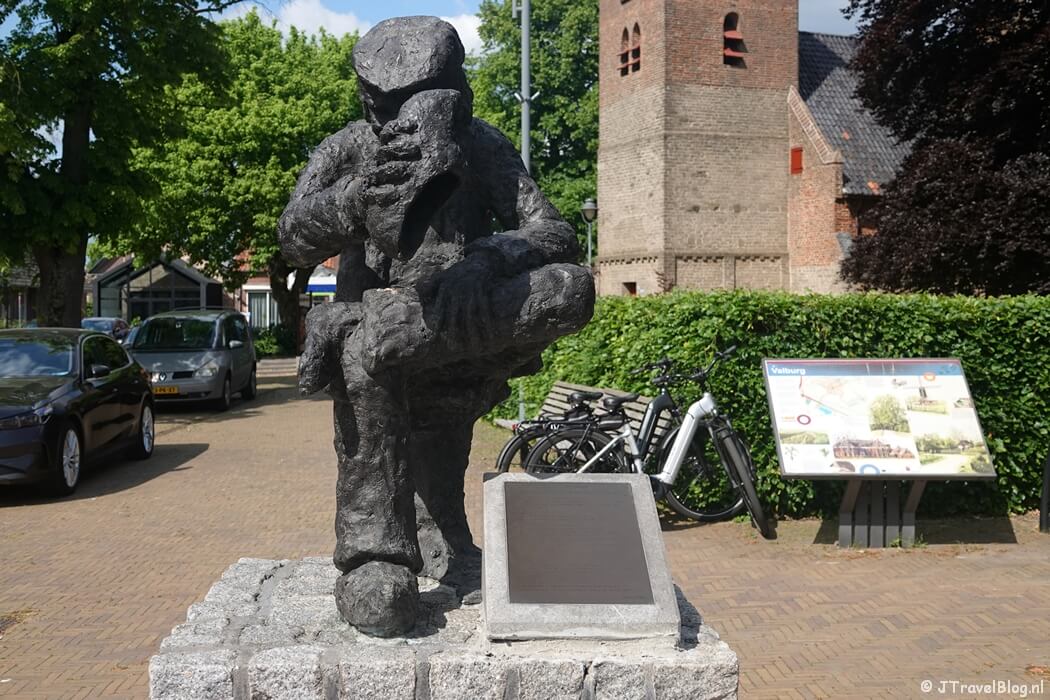 Standbeeld van reus Knillis in Valburg tijdens etappe 4 van het Pad van de Vrijheid van Herveld naar Valburg