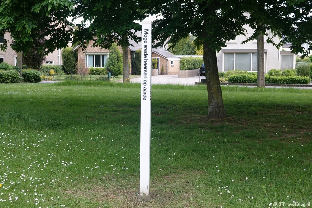 Vredespaal in Valburg tijdens etappe 4 van het Pad van de Vrijheid van Herveld naar Valburg