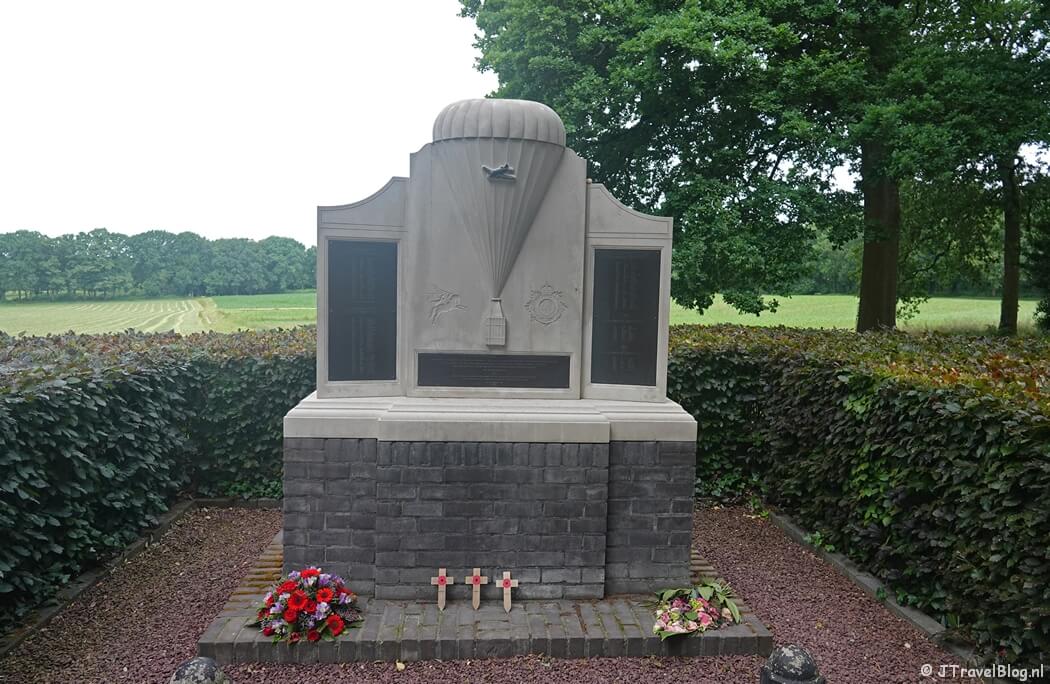 Air Despatch Monument in Oosterbeek tijdens etappe 7 van het Pad van de Vrijheid rond Oosterbeek