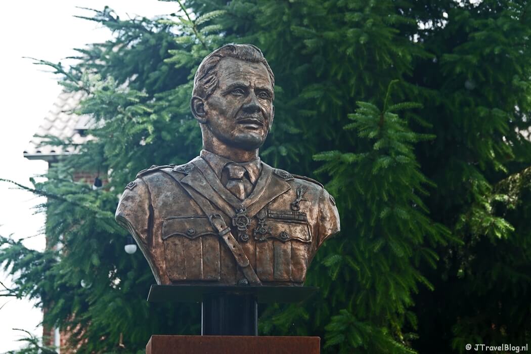 Borstbeeld van Sosabowski in Driel tijdens etappe 6 van het Pad van de Vrijheid van Driel naar Oosterbeek