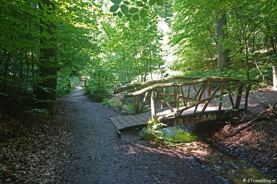 Een bruggetje op de Hemelseberg in Oosterbeek tijdens etappe 6 van het Pad van de Vrijheid van Driel naar Oosterbeek
