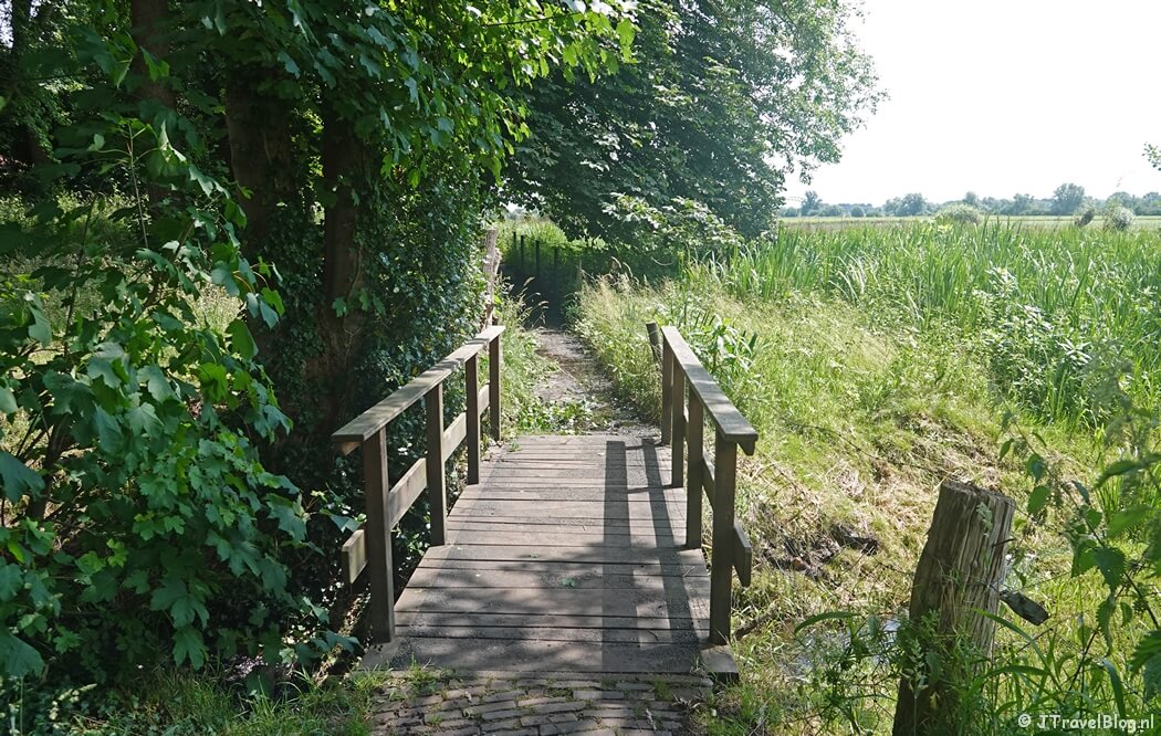 Het Kerkpad in Oosterbeek tijdens etappe 6 van het Pad van de Vrijheid van Driel naar Oosterbeek