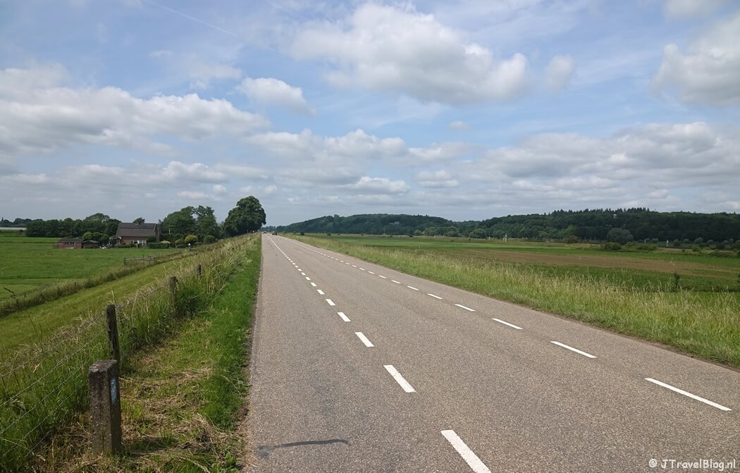 De dijk in Driel tijdens etappe 6 van het Pad van de Vrijheid van Driel naar Oosterbeek
