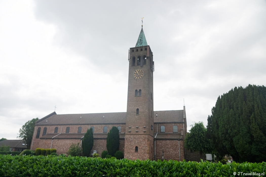 De kerk van Driel tijdens etappe 6 van het Pad van de Vrijheid van Driel naar Oosterbeek