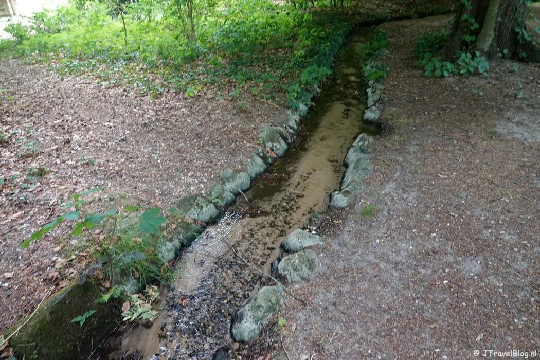 Een beekje op Landgoed Warnsborn tijdens etappe 7 van het Pad van de Vrijheid rond Oosterbeek
