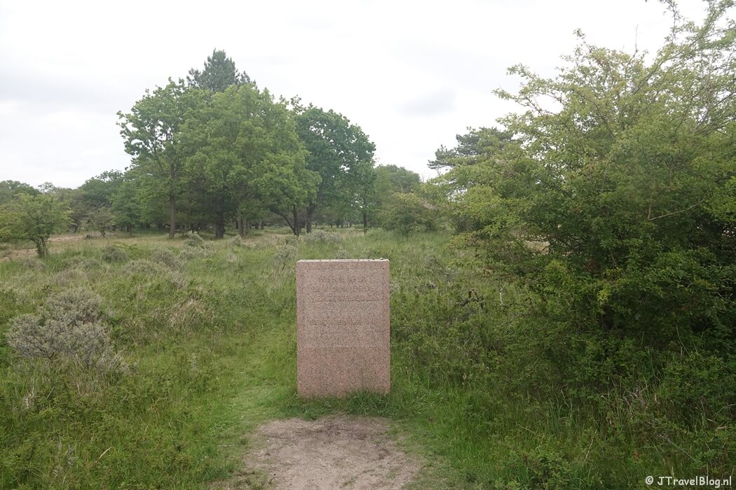 Een oorlogsmonument in Nationaal Park Zuid-Kennemerland tijdens mijn NS-wandeling Kennemerduinen