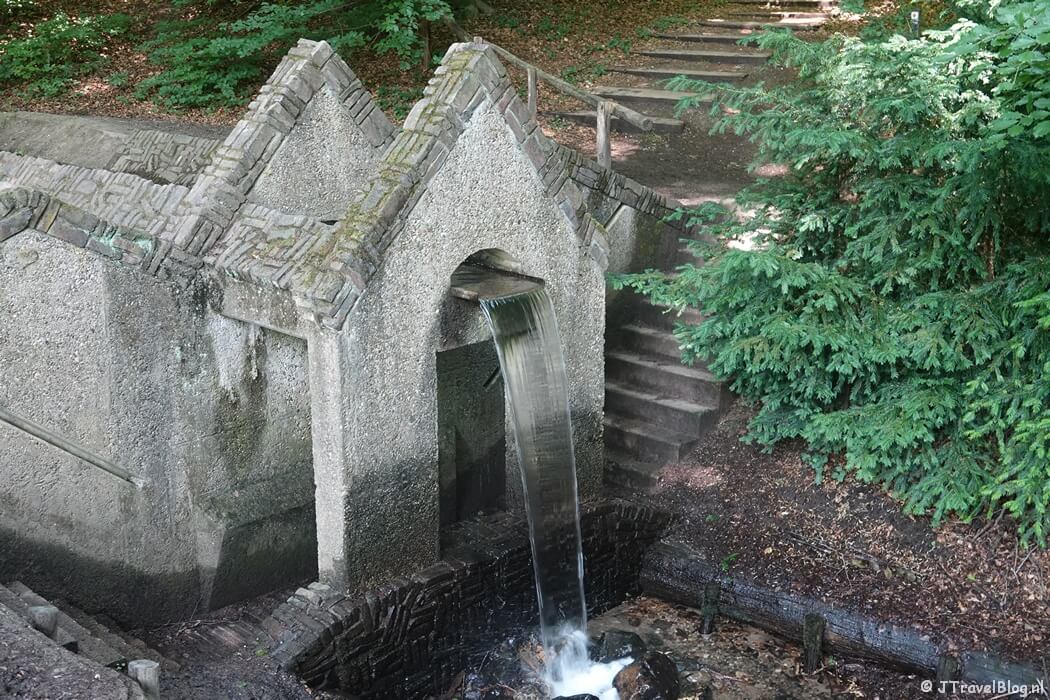 Het grothuisje op de Hemelseberg in Oosterbeek tijdens etappe 6 van het Pad van de Vrijheid van Driel naar Oosterbeek