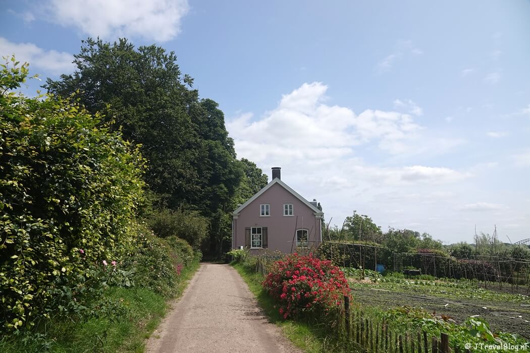 Het Kerkpad in Oosterbeek tijdens etappe 6 van het Pad van de Vrijheid van Driel naar Oosterbeek