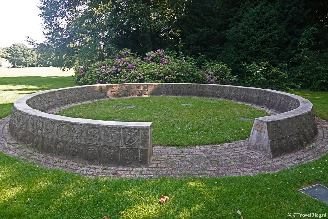 Kindermonument Bevrijding in Oosterbeek tijdens etappe 6 van het Pad van de Vrijheid van Driel naar Oosterbeek