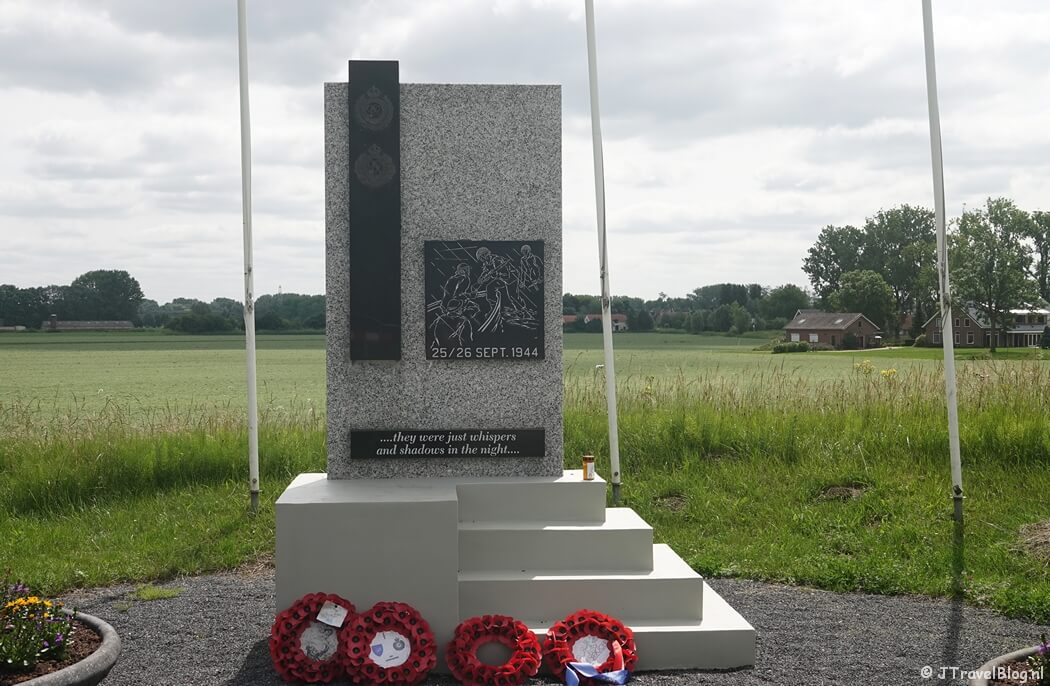 Monument Royal Engineers in Driel tijdens etappe 6 van het Pad van de Vrijheid van Driel naar Oosterbeek