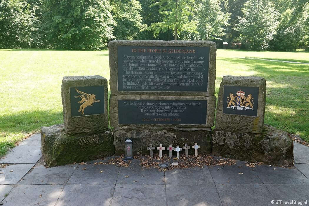 Monument bij het Airborne Museum at Hartenstein in Oosterbeek tijdens etappe 6 van het Pad van de Vrijheid van Driel naar Oosterbeek