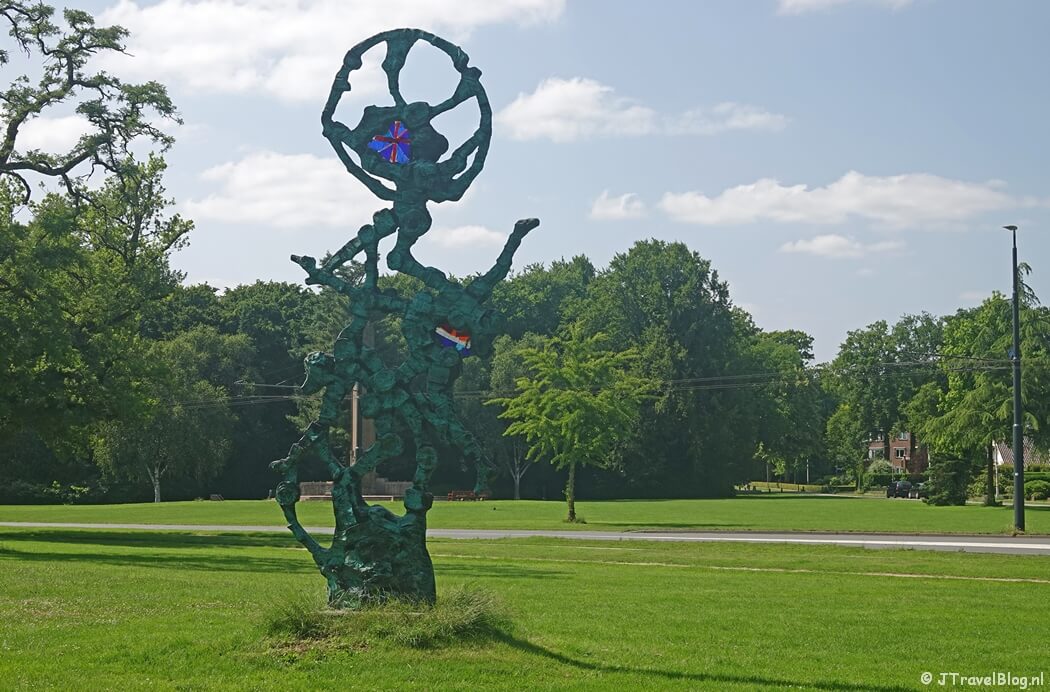 Monument in de tuin van het Airborne Museum at Hartenstein in Oosterbeek tijdens etappe 6 van het Pad van de Vrijheid van Driel naar Oosterbeek