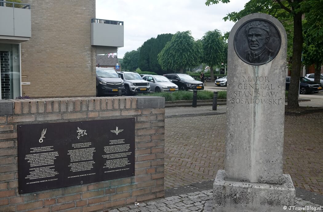 Monument voor Sosabowski in Driel tijdens etappe 6 van het Pad van de Vrijheid van Driel naar Oosterbeek