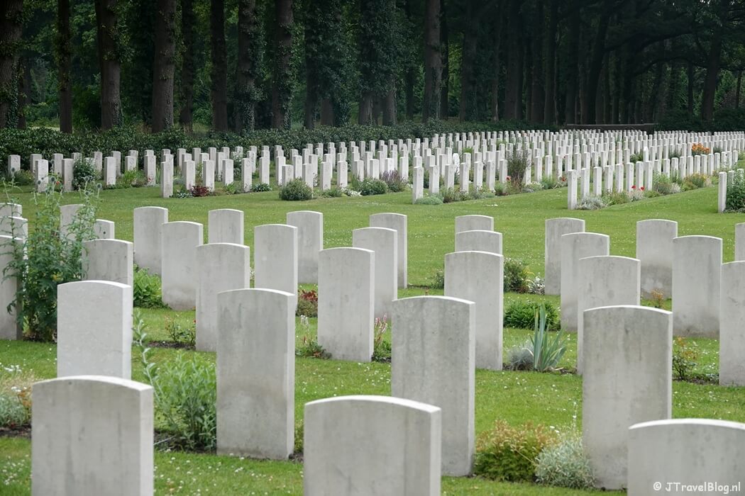 Oorlogsbegraafplaats in Oosterbeek tijdens etappe 7 van het Pad van de Vrijheid rond Oosterbeek