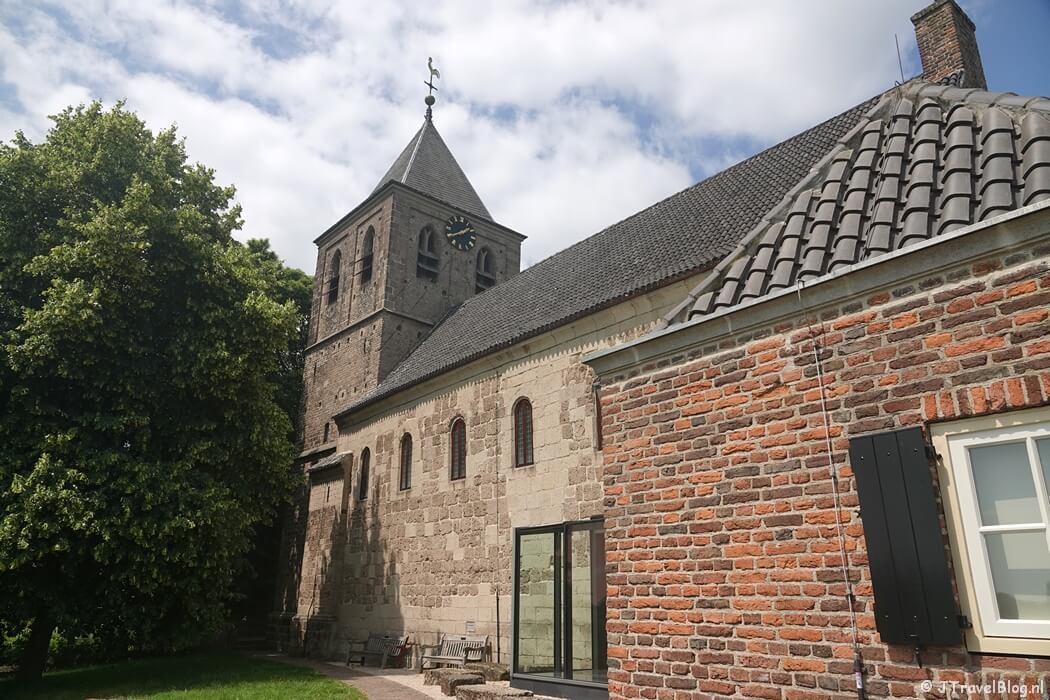 De Oude Kerk in Oosterbeek tijdens etappe 6 van het Pad van de Vrijheid van Driel naar Oosterbeek