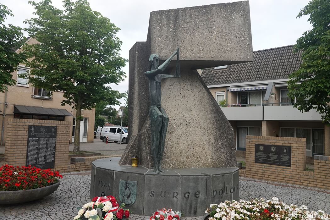 Polenmonument in Driel tijdens etappe 6 van het Pad van de Vrijheid van Driel naar Oosterbeek
