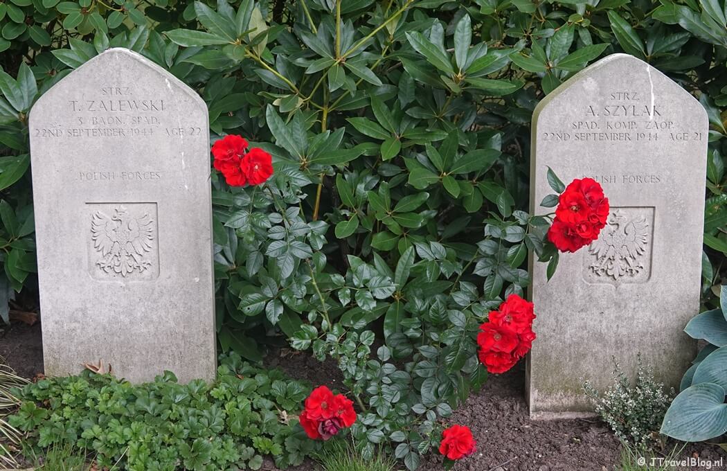Oorlogsbegraafplaats in Oosterbeek tijdens etappe 7 van het Pad van de Vrijheid rond Oosterbeek