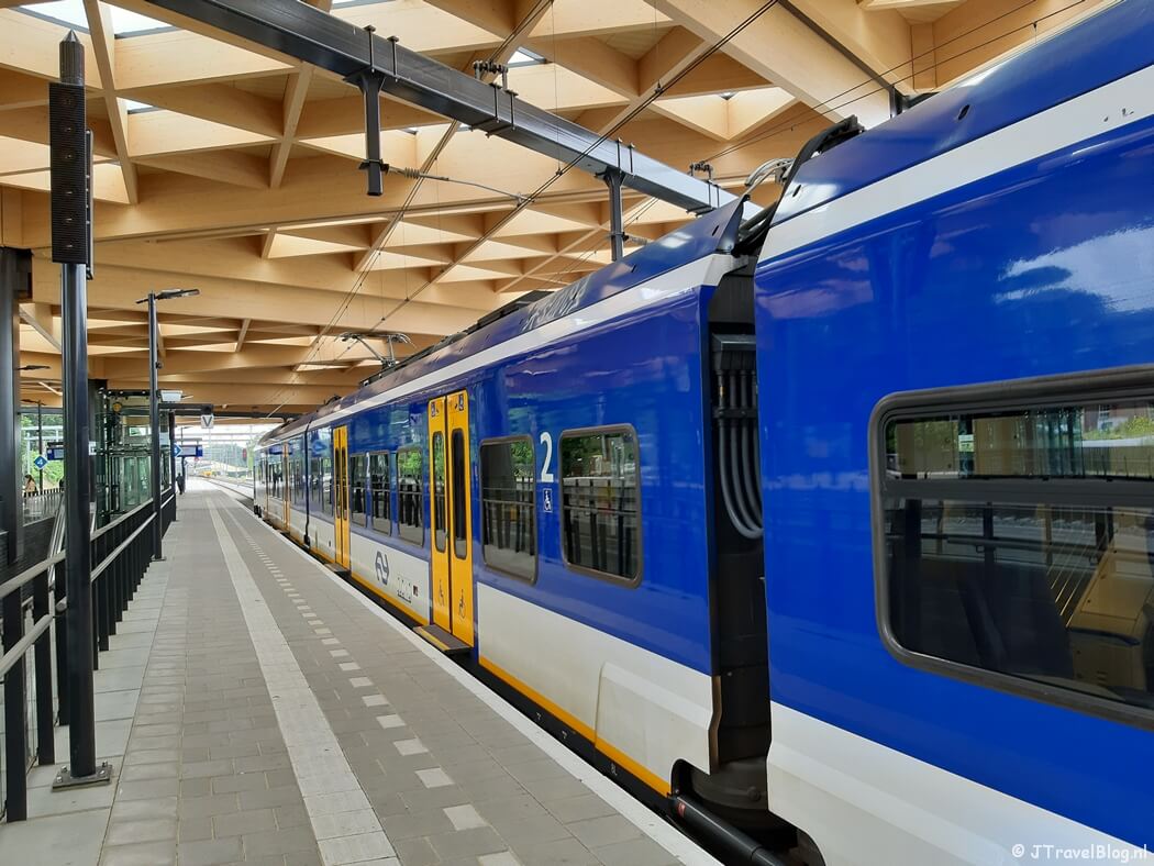 Station Ede-Wageningen tijdens etappe 7 van het Pad van de Vrijheid rond Oosterbeek