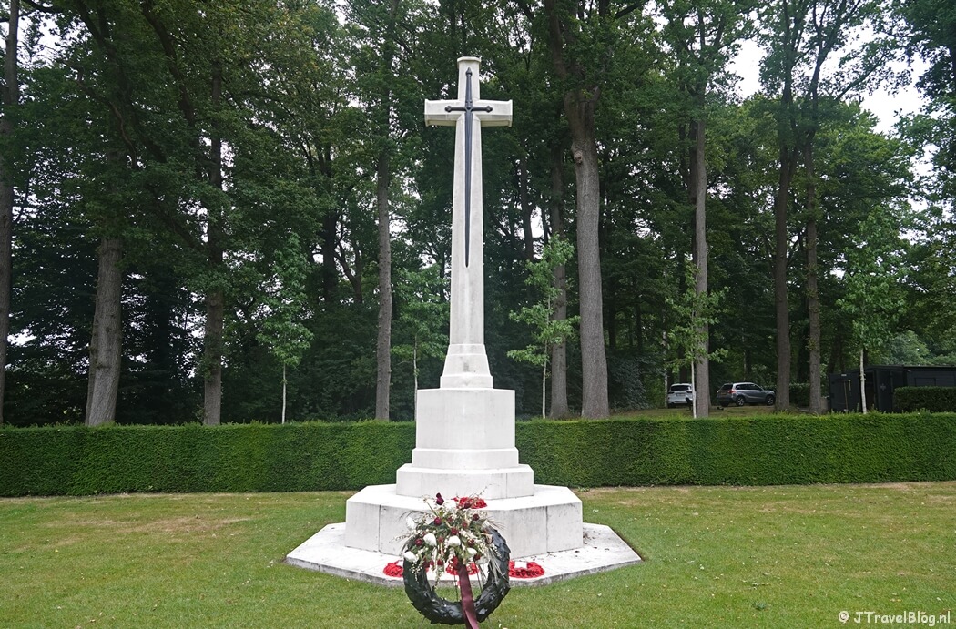 Oorlogsbegraafplaats in Oosterbeek tijdens etappe 7 van het Pad van de Vrijheid rond Oosterbeek