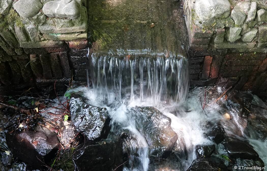 Een waterval op de Hemelseberg in Oosterbeek tijdens etappe 6 van het Pad van de Vrijheid van Driel naar Oosterbeek