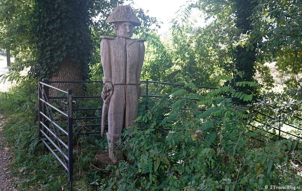 Achteringang van Fort aan de Buursteeg tijdens etappe 10 van het Pad van de Vrijheid van Lunteren naar Veenendaal De Klomp