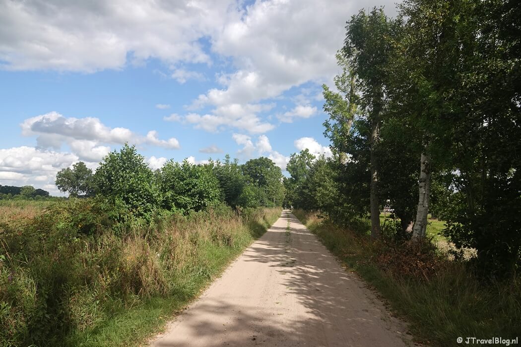 Drieรซnhuizerweg tijdens etappe 10 van het Pad van de Vrijheid van Lunteren naar Veenendaal De Klomp