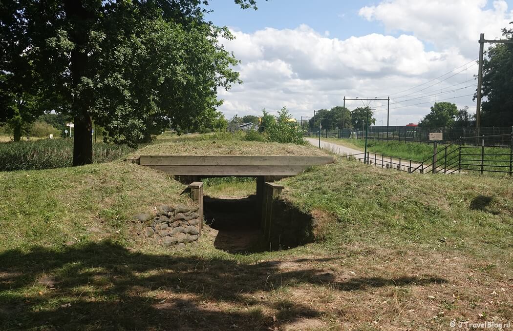 Kazemat bij Fort aan de Buursteeg tijdens etappe 10 van het Pad van de Vrijheid van Lunteren naar Veenendaal De Klomp