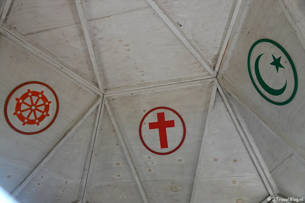 Het kunstwerk 'Eenheid van Alles' van Ton Kroes tijdens etappe 10 van het Pad van de Vrijheid van Lunteren naar Veenendaal De Klomp