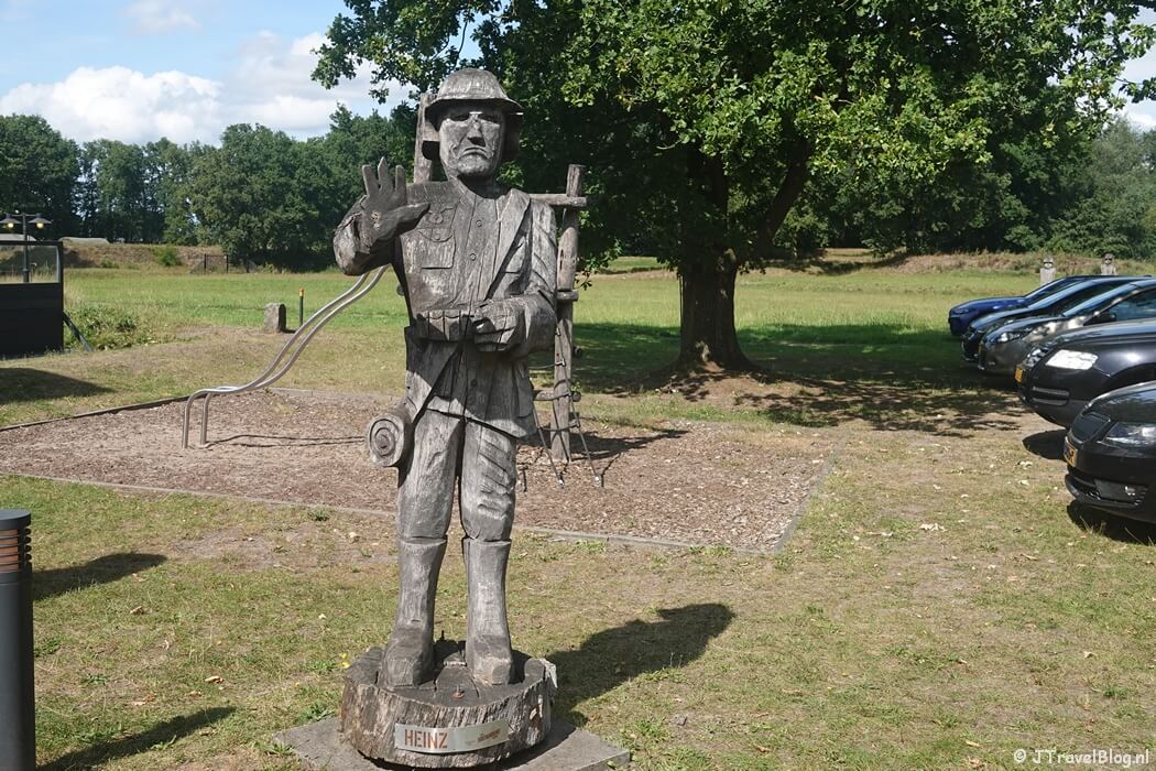 Soldaat Heinz bij het Grebbelinie Bezoekerscentrum tijdens etappe 10 van het Pad van de Vrijheid van Lunteren naar Veenendaal De Klomp