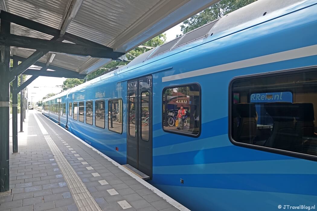 De trein in Lunteren tijdens etappe 10 van het Pad van de Vrijheid van Lunteren naar Veenendaal De Klomp