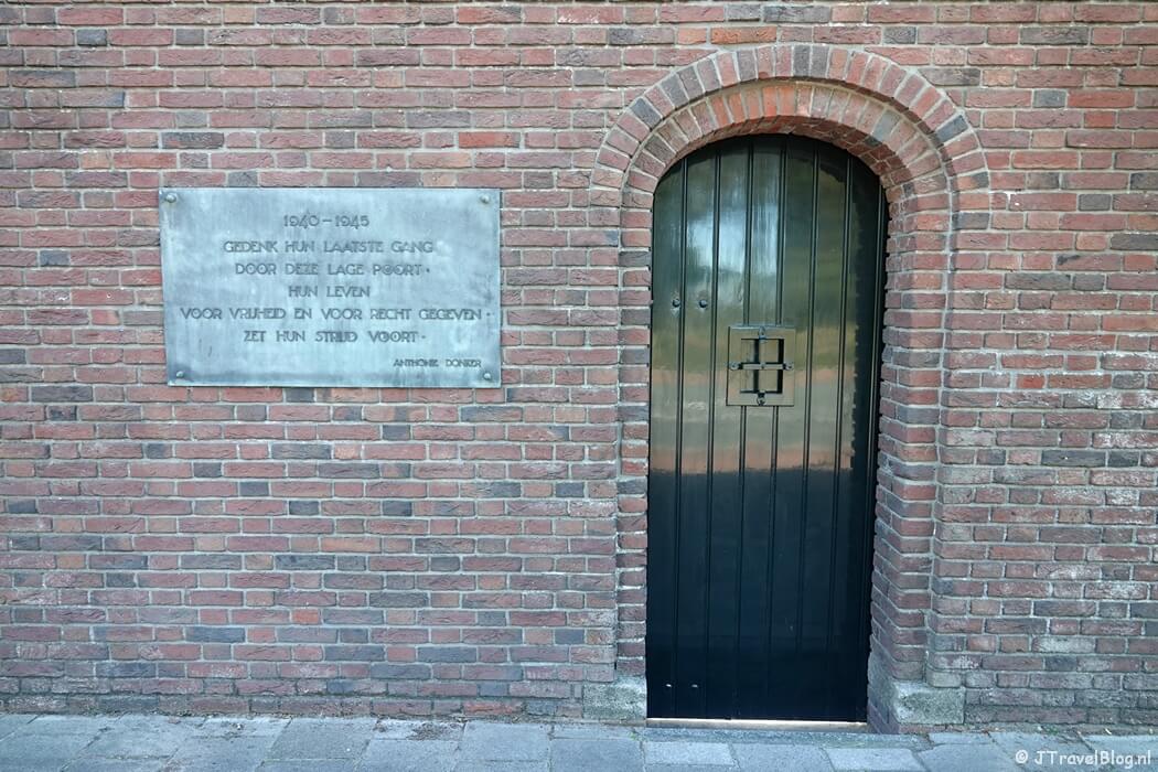 Het poortje van het Nationaal Monument Oranjehotel in Den Haag