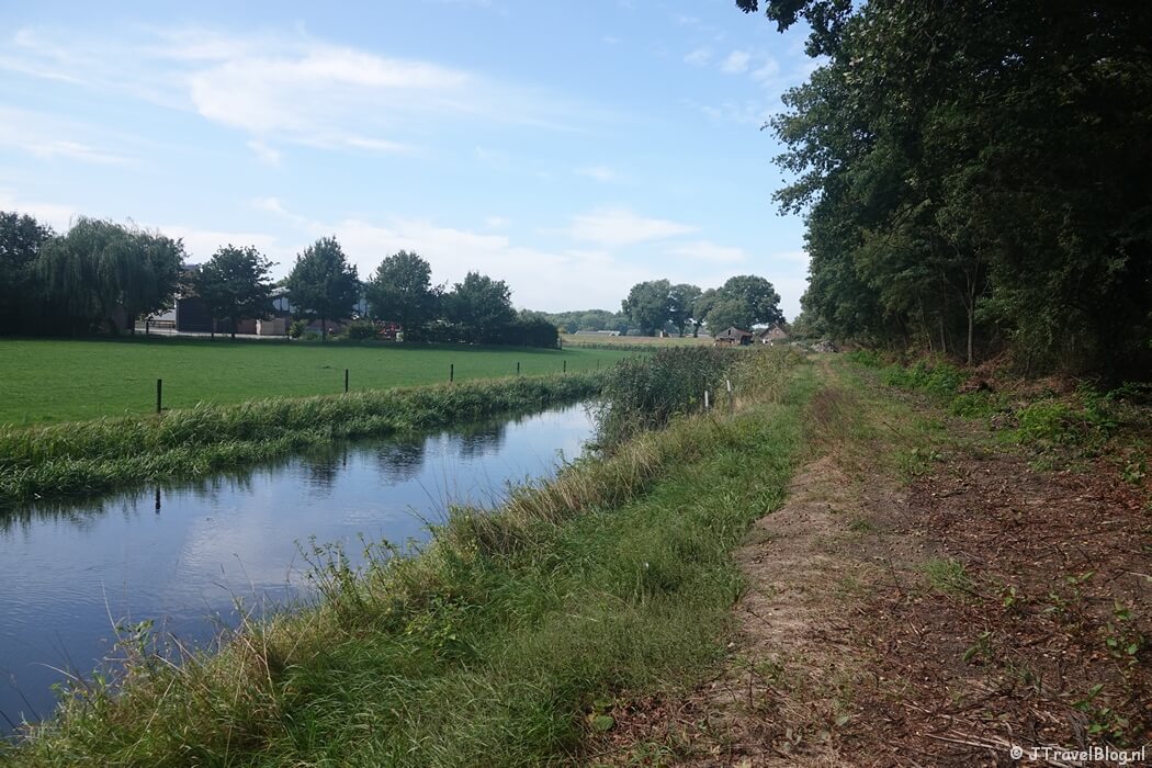 Een onverhard pad tijdens etappe 11 van het Pad van de Vrijheid van Veenendaal De Klomp naar Veenendaal Prattenburg