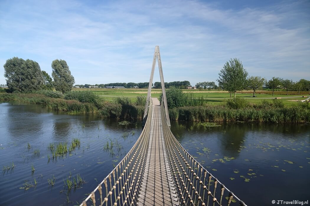 De hangbrug in de Plesmanhoek tijdens de Plesmanroute in Hoofddorp
