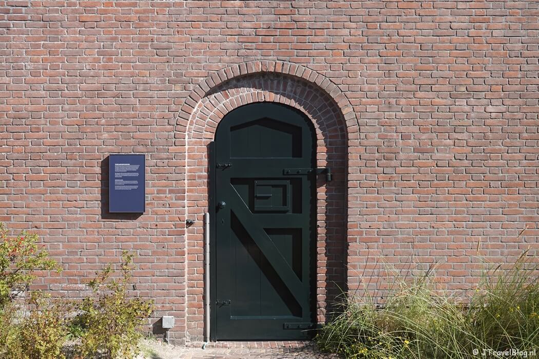 Het poortje van het Nationaal Monument Oranjehotel in Den Haag