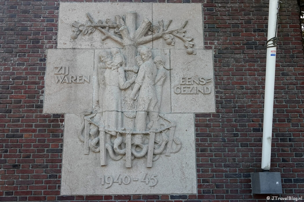 Het reliëf bij het Nationaal Monument Oranjehotel in Den Haag