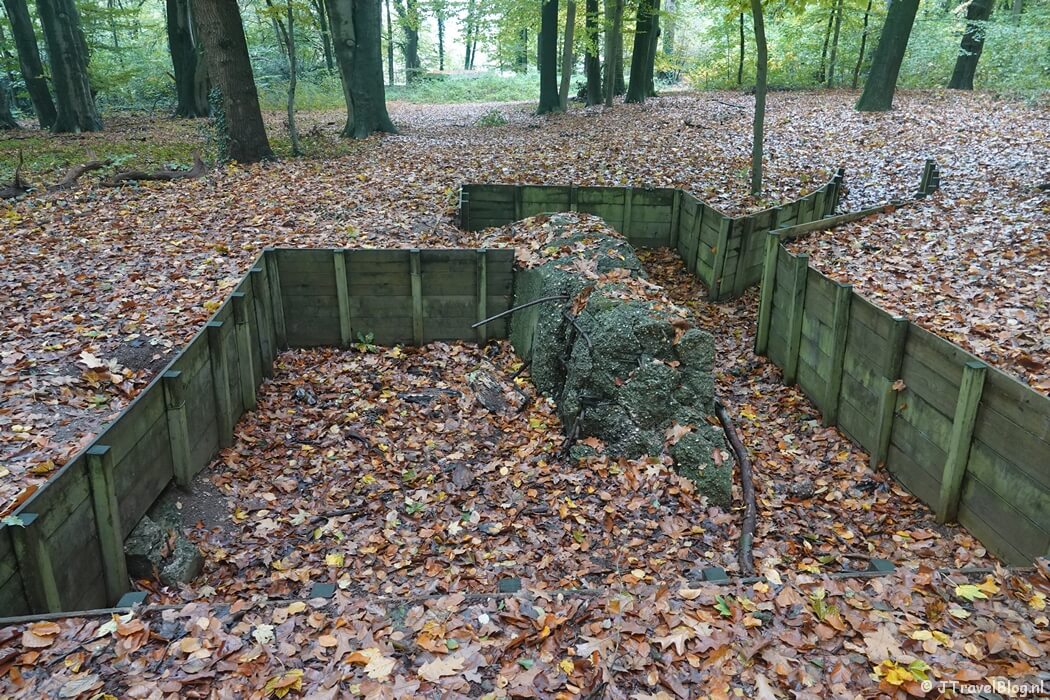Een loopgraaf tijdens etappe 13 van het Pad van de Vrijheid van Rhenen naar Wageningen
