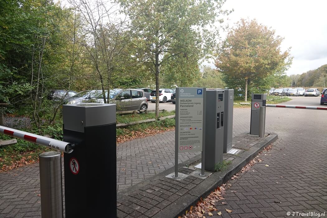 De parkeerplaats tijdens de rode wandelroute vanaf ingang Panneland in de Amsterdamse Waterleidingduinen