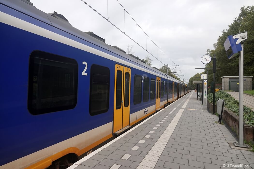 De trein op Station Rhenen tijdens etappe 13 van het Pad van de Vrijheid van Rhenen naar Wageningen