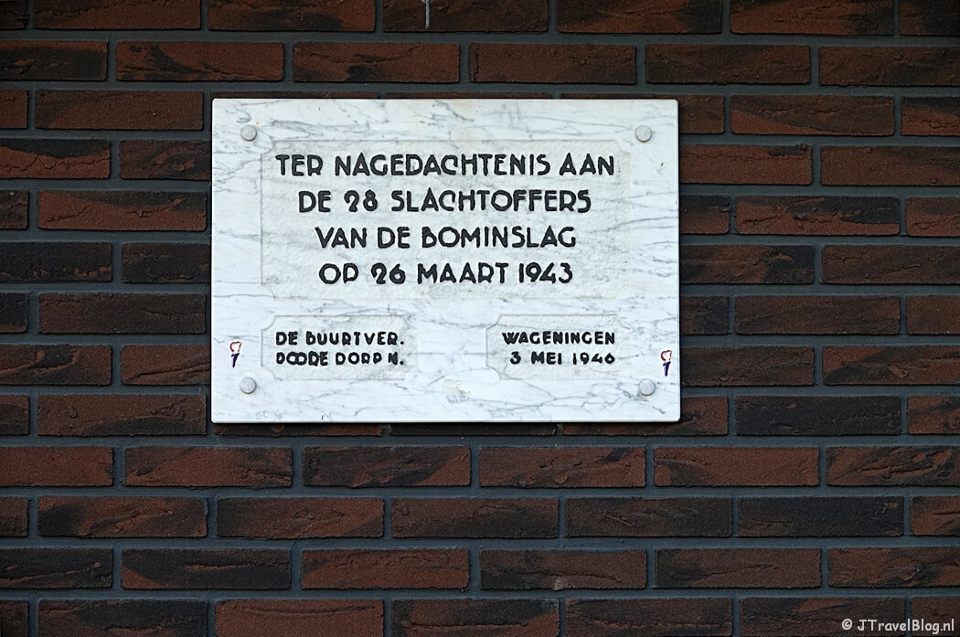 Gedenksteen aan de Beekstraat in Wageningen tijdens etappe 13 van het Pad van de Vrijheid van Rhenen naar Wageningen