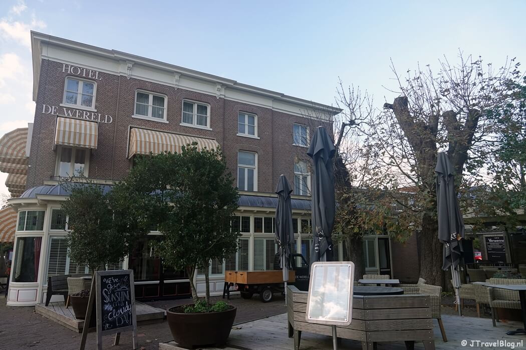 Hotel De Wereld in Wageningen tijdens etappe 13 van het Pad van de Vrijheid van Rhenen naar Wageningen