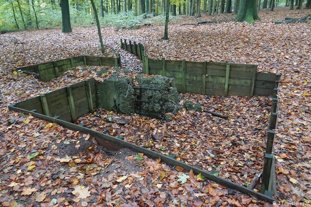 Een loopgraaf tijdens etappe 13 van het Pad van de Vrijheid van Rhenen naar Wageningen