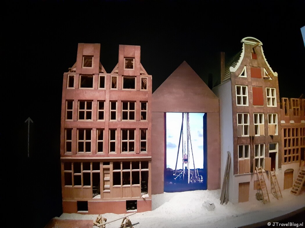 De bouw van de grachtenpanden in het Grachtenmuseum in Amsterdam