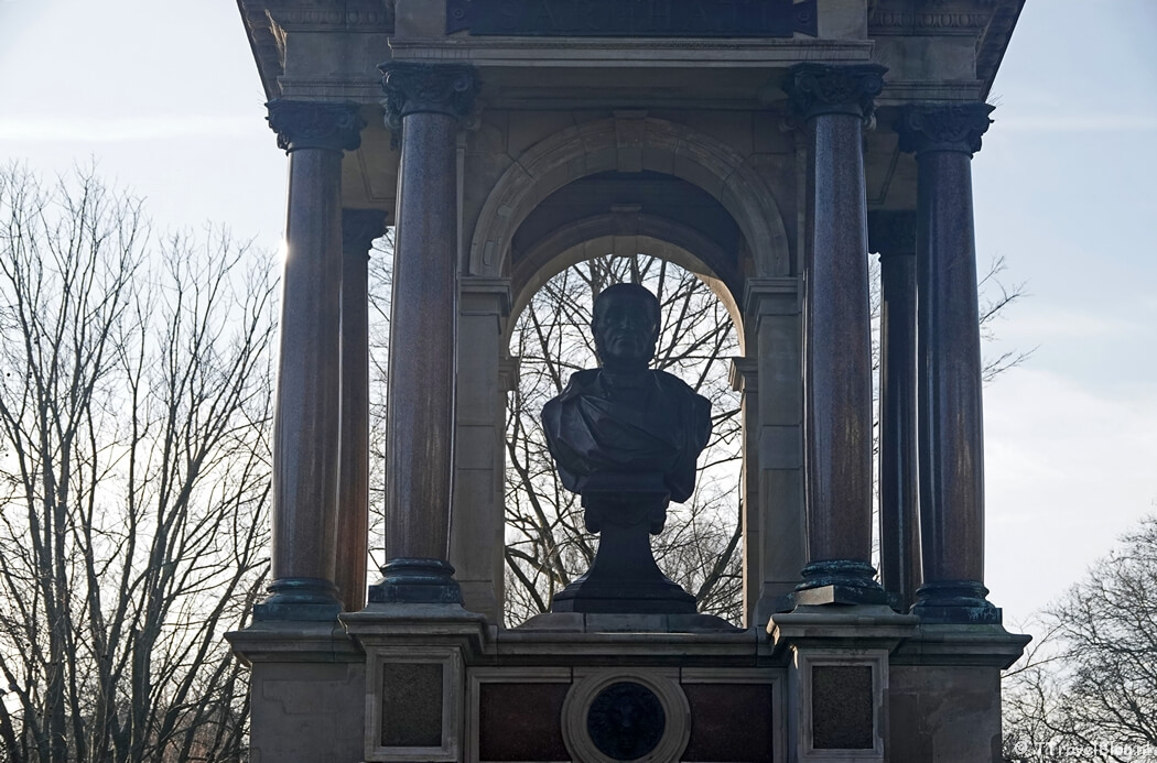 Het borstbeeld van Samuel Sarphati in Amsterdam tijdens de Podwalk Het Verhaal van Nederland – Amsterdam : Weldoeners en weelde in de Pijp