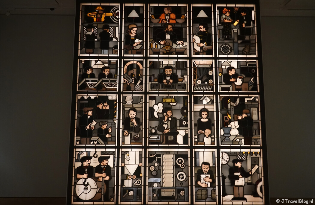 Een glas-in-lood-raam van Menso Kamerlingh Onnes in Museum De Lakenhal in Leiden