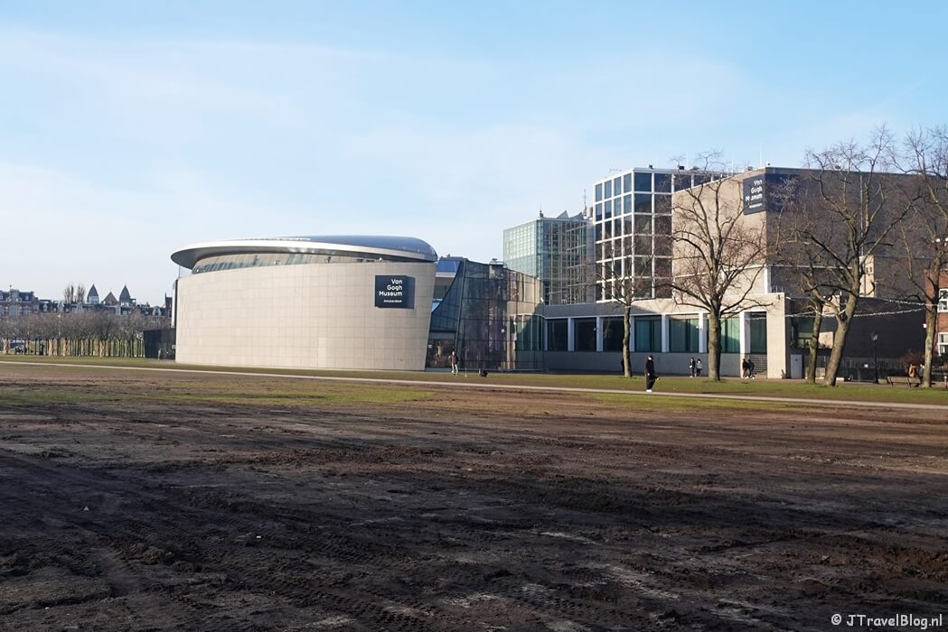 Het Museumplein in Amsterdam tijdens de Podwalk Het Verhaal van Nederland – Amsterdam : Weldoeners en weelde in de Pijp