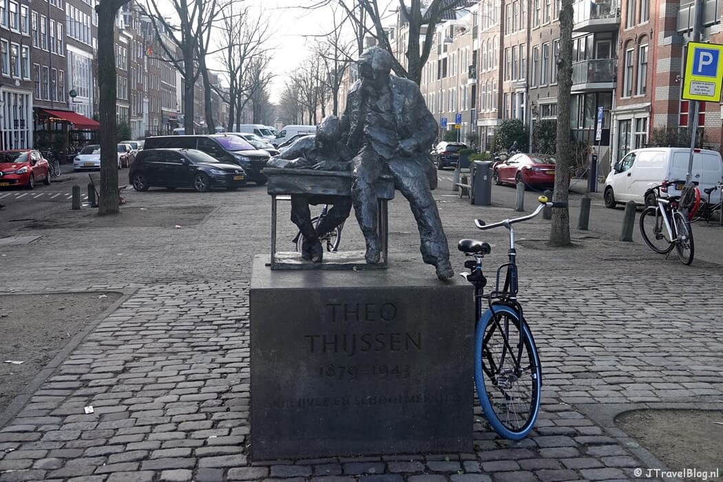 Beeld van Theo Thijssen in Amsterdam tijdens de Podwalk Het Verhaal van Nederland – Amsterdam : Bij ons in de Jordaan
