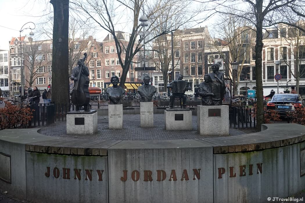 Beelden op het Johnny Jordaan Plein in Amsterdam tijdens de Podwalk Het Verhaal van Nederland – Amsterdam : Bij ons in de Jordaan