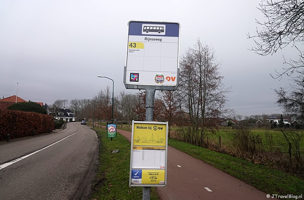 De bushalte in Odijk tijdens etappe 1 van het Utrechtpad van Utrecht naar Odijk